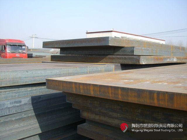 “這是我們研發(fā)的又一個國內(nèi)首發(fā)產(chǎn)品——174mm的高端特厚鉻鉬鋼板，一共11塊，將替代進口，獨家應(yīng)用于江蘇某重點技改項目核心裝置——氨合成反應(yīng)器的制造！”9月5日，在河鋼集團舞鋼公司產(chǎn)線上，看著一批鋼板即將裝車發(fā)往客戶，科技部研發(fā)人員李某某一臉自豪。  該產(chǎn)品的各項要求在此類鋼板中堪稱“史上最嚴”。由于該項目中的氨合成反應(yīng)器需要在高溫、高壓及氫腐蝕等極端條件下使用，對所需鋼鐵材料有著極為嚴苛的要求，對該類鋼板的生產(chǎn)研發(fā)來說堪稱“史上最嚴”。舞鋼公司在客戶項目設(shè)計的前期，就積極充分發(fā)揮技術(shù)優(yōu)勢，結(jié)合針對該項目所量身打造的科研攻關(guān)團隊，與用戶深入對接，為其設(shè)計滿足該項目個性化需求的高端特厚鋼板。在研發(fā)過程中，針對鋼板的模擬焊后熱處理工藝溫度及檢驗技術(shù)難度在該厚度范圍為行業(yè)最嚴、居國際領(lǐng)先水平的客觀實際，舞鋼公司加大技術(shù)創(chuàng)新力度，創(chuàng)新設(shè)計軋制、熱處理工藝，一舉攻克了高溫長時模擬焊后特厚鋼板全厚度界面低溫沖擊功參數(shù)較差的行業(yè)共性技術(shù)難題，并全流程嚴格把控工藝技術(shù)質(zhì)量管理，最終打造出探傷合格率和性能合格率均為100%且極具舞鋼特色的高端特厚鉻鉬鋼板，產(chǎn)品各項技術(shù)指標處于國際領(lǐng)先水平，贏得了客戶稱贊。