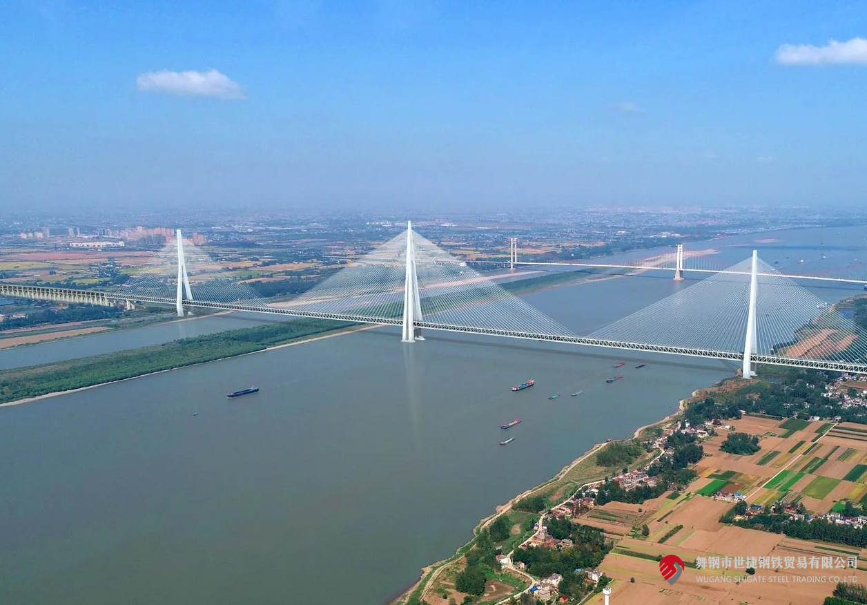 4月10日，中央電視臺《新聞聯(lián)播》和《東方時空》節(jié)目同時播報了世界最大跨度三塔斜拉橋——馬鞍山長江公鐵大橋主塔開始吊裝的消息。該項目建設過程中，河鋼集團舞鋼公司累計為其供應高級別橋梁鋼板Q370qE、Q420qE、Q500qE近6萬噸，用于該橋關鍵部位建設。其中，批量供貨的高級別橋梁鋼Q500qE各項技術指標世界領先。目前，舞鋼高端橋梁鋼實現(xiàn)了從Q345到Q690級別的全覆蓋。    2219e9e1e81cd18f2738bf2b469e6b98.png  近年來，舞鋼加速“兩個結構”優(yōu)化，以高端客戶需求和產(chǎn)業(yè)鏈高質量發(fā)展為導向，不斷推動技術和產(chǎn)品升級。針對項目需求，舞鋼成立攻關團隊，與客戶深度對接，精心設計生產(chǎn)保供方案，通過精確控制冶煉過程，確保了鋼板內部質量穩(wěn)定；創(chuàng)新軋制、熱處理工藝，攻克制約鋼板強度提升的工藝瓶頸，確保了鋼板各項性能全部滿足客戶要求。  為了保證在極短的交貨期內實現(xiàn)高質量交貨，舞鋼集中各類優(yōu)勢資源，創(chuàng)新橋梁鋼生產(chǎn)工藝，將交貨期縮短了約5天時間。在客戶的加工使用、安裝等各環(huán)節(jié)，舞鋼技術營銷服務團隊及進跟進，為其提供精準、專業(yè)的服務，贏得了客戶信賴。  馬鞍山長江公鐵大橋單跨1120米，雙跨連續(xù)跨度2240米；中塔塔高345米，相當于115層樓，為目前世界最高橋塔；承臺長89.2米、寬54.7米，平面面積近5000平方米，相當于8個標準籃球場，為目前世界最大規(guī)模的橋梁樁基礎。