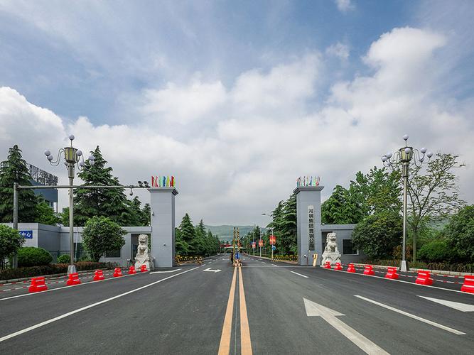 河鋼集團舞陽鋼鐵公司是我國寬厚鋼板生產(chǎn)科研基地。擁有4100mm+4100mm和4200mm+4300mm兩條技術(shù)先進的雙機架寬厚鋼板生產(chǎn)線,配套有國內(nèi)寬厚板行業(yè)優(yōu)勢明顯的鋼錠模鑄線及鋼板熱處理設(shè)施,具有雄厚的研發(fā)制造實力。具有年產(chǎn)鋼500萬噸、寬厚鋼板360萬噸、銷售收入200億元的綜合實力。 河鋼集團舞陽鋼鐵公司是我國寬厚鋼板生產(chǎn)科研基地。擁有4100mm+4100mm和4200mm+4300mm兩條技術(shù)先進的雙機架寬厚鋼板生產(chǎn)線,配套有國內(nèi)寬厚板行業(yè)優(yōu)勢明顯的鋼錠模鑄線及鋼板熱處理設(shè)施,具有雄厚的研發(fā)制造實力。具有年產(chǎn)鋼500萬噸、寬厚鋼板360萬噸、銷售收入200億元的綜合實力。