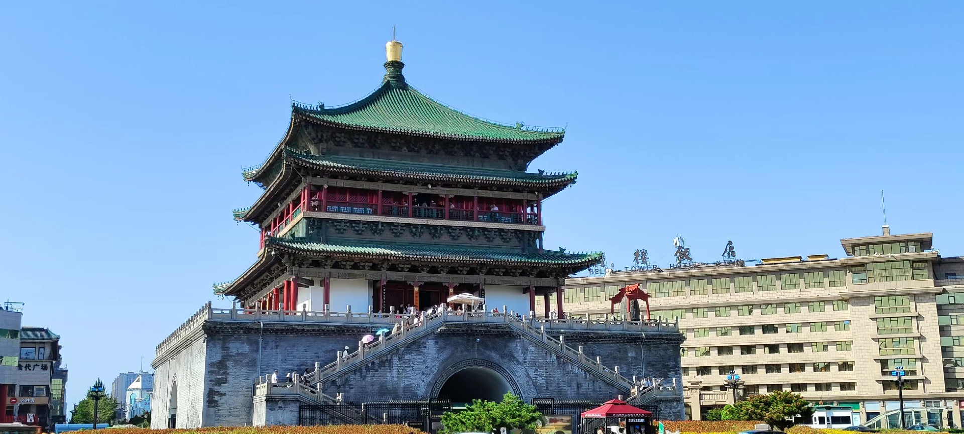 西安是國務(wù)院公布的首批國家歷史文化名城，有西周、秦、西漢、唐等在內(nèi)的13個朝代在此建都，是世界四大古都之一，中國古都學會認定的中國建都朝代最多、帝都歷史最長的古都。曾經(jīng)作為中國首都和政治、經(jīng)濟、文化中心長達1100多年。旅游景點有秦始皇兵馬俑博物館、大雁塔、陜西歷史博物館、華清池景區(qū)、碑林博物館等