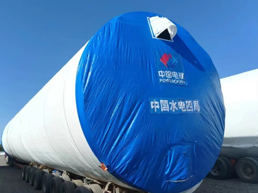 河鋼集團舞鋼生產(chǎn)的一批高端風電項目用鋼板如期發(fā)往客戶，將用于新彊吐魯番市重點能源項目——廣東能源托克遜縣100萬千瓦風電項目的風電塔筒制造。目前，舞鋼已累計向該項目供應(yīng)高端風電項目用鋼板近2萬噸。 在供貨過程中，舞鋼強化項目跟蹤和技術(shù)營銷，針對該項目設(shè)計和建設(shè)所需，為用戶設(shè)計從生產(chǎn)到供貨以及后期服務(wù)的一攬子解決方案。在生產(chǎn)過程中，舞鋼根據(jù)客戶所需，不斷推動工藝和流程優(yōu)化，先后攻克冶煉和軋制環(huán)節(jié)的多個難題，滿足了客戶對鋼板表面質(zhì)量的特殊需求，并保證了按期高質(zhì)量交付。 廣東能源托克遜縣100萬千瓦風電項目（一期50萬千瓦）位于新疆維吾爾自治區(qū)吐魯番市托克遜縣，屬于小草湖風區(qū)。風電場距離托克遜縣僅14公里，距烏魯木齊市約130公里。海拔集中在45至125米，場地開闊，地形較平坦，地勢東南部低、西北部高。本工程擬安裝50臺風力發(fā)電機組，機組塔高126.1米，總工程量約26000噸，是新疆首個直徑超過6米的單機容量達10兆瓦的非分片式風電塔筒。  此項目為新建工程，地處新疆傳統(tǒng)九大風區(qū)之一的吐魯番西部風區(qū)核心位置，擁有得天獨厚的自然資源，與吐魯番市、烏魯木齊兩大用電負荷中心接壤，具備天然的負荷消納優(yōu)勢。項目投產(chǎn)后，年上網(wǎng)電量約23億千瓦時，可節(jié)約標準煤約70萬噸，每年可減少二氧化碳排放233萬噸，將具有良好的經(jīng)濟效益和生態(tài)效益。  百萬千瓦級風電項目的開工建設(shè)，標志著吐魯番市在打造千萬千瓦級大型清潔能源基地的征程上又邁出了跨越式的一步，將有力推動吐魯番綠色新能源產(chǎn)業(yè)進入發(fā)展新時期，為建設(shè)全疆經(jīng)濟高質(zhì)量發(fā)展示范區(qū)提供新的、強有力的支撐。