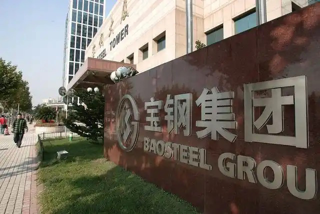鋼鐵行業是全球工業體系中的重要支柱之一,其產品廣泛應用于基礎設施建設、機械制造、汽車工業等領域。隨著全球工業化進程的不斷深入,鋼鐵行業呈現出國際化競爭格局。在眾多鋼鐵制造企業中,有6家公司以其出色的經營業績和強大的市場地位脫穎而出,成為了世界鋼鐵制造業的領軍企業。  第一，是總部位于中國的寶鋼集團。寶鋼集團創立于1992年,作為中國最大的鋼鐵生產企業,其年產鋼鐵超過1億噸,在全球鋼鐵企業中居首位。寶鋼集團擁有先進的煉鋼技術和完善的產業鏈,產品涵蓋了碳鋼、合金鋼、不銹鋼等多個品類,廣泛應用于汽車、家電、建筑等領域。在國內市場上,寶鋼集團占據主導地位,同時也積極拓展海外市場,在全球范圍內享有較高的品牌知名度。   第二，是同樣總部設在中國的武鋼集團。武鋼集團成立于1958年,是中國最早的鋼鐵生產企業之一,擁有悠久的歷史和豐富的生產經驗。該集團主營碳鋼和合金鋼的生產,年產量超過5000萬噸,位居全球第二。武鋼集團不僅在國內市場占有重要地位,同時也積極開拓海外市場,產品遠銷歐洲、東南亞等地區。近年來,武鋼集團通過并購重組等方式不斷擴大產能,提升了其在全球鋼鐵行業的影響力。   第三，是總部位于印度的塔塔鋼鐵公司。塔塔鋼鐵公司成立于1907年,是全球歷史最悠久的鋼鐵制造企業之一。該公司年產鋼鐵超過1800萬噸,產品涵蓋了碳鋼、合金鋼、不銹鋼等種類,廣泛應用于汽車、基礎設施、機械制造等領域。憑借雄厚的技術實力和優秀的管理團隊,塔塔鋼鐵公司在全球鋼鐵市場上占據了重要地位,在發展中國家市場尤其具有優勢。   第四，是總部位于日本的新日鐵住金株式會社。新日鐵住金株式會社是日本最大的鋼鐵制造企業,年產鋼鐵約4500萬噸,位居全球第四。該公司擁有業內領先的技術水平,在煉鋼、軋鋼等工藝上均有很強的競爭力。同時,新日鐵住金還積極推動產品創新,開發出多種高性能鋼材,廣泛應用于汽車制造、電子電器等行業。憑借雄厚的技術實力和優質的產品,新日鐵住金在日本國內以及東亞地區市場占據主導地位。   第五,是總部位于韓國的POSCO。POSCO創立于1968年,是韓國最大的鋼鐵制造企業,年產鋼鐵約4000萬噸。POSCO在煉鋼技術、產品研發等方面均處于業內領先水平,旗下擁有多家海外子公司,業務覆蓋全球主要市場。近年來,POSCO不斷優化產品結構,提升高附加值鋼材的占比,在汽車制造、電子等領域具有較強的市場競爭力。憑借優秀的經營業績和穩健的財務狀況,POSCO在全球鋼鐵行業中占據重要地位。   第六,是總部位于美國的美國鋼鐵公司。美國鋼鐵公司創立于1901年,是美國最大的鋼鐵制造企業,年產鋼鐵約1600萬噸。該公司在碳鋼、不銹鋼等品類的生產上均具有較強的技術實力,產品廣泛應用于汽車制造、基礎設施建設等領域。近年來,美國鋼鐵公司通過資產重組和技術創新等措施,不斷提升自身競爭力,在北美市場保持領先地位。   舉報/反饋