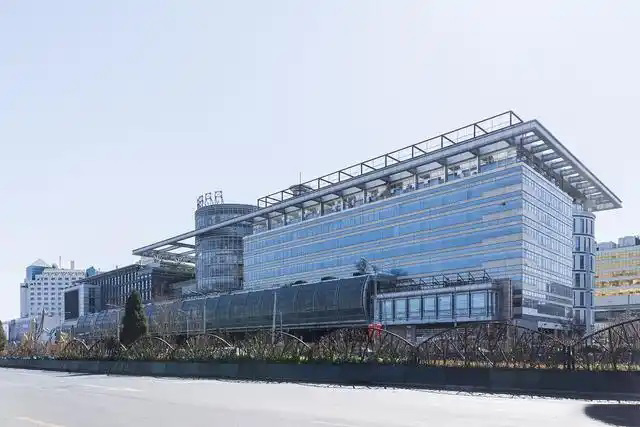 鋼鐵行業是全球工業體系中的重要支柱之一,其產品廣泛應用于基礎設施建設、機械制造、汽車工業等領域。隨著全球工業化進程的不斷深入,鋼鐵行業呈現出國際化競爭格局。在眾多鋼鐵制造企業中,有6家公司以其出色的經營業績和強大的市場地位脫穎而出,成為了世界鋼鐵制造業的領軍企業。  第一，是總部位于中國的寶鋼集團。寶鋼集團創立于1992年,作為中國最大的鋼鐵生產企業,其年產鋼鐵超過1億噸,在全球鋼鐵企業中居首位。寶鋼集團擁有先進的煉鋼技術和完善的產業鏈,產品涵蓋了碳鋼、合金鋼、不銹鋼等多個品類,廣泛應用于汽車、家電、建筑等領域。在國內市場上,寶鋼集團占據主導地位,同時也積極拓展海外市場,在全球范圍內享有較高的品牌知名度。   第二，是同樣總部設在中國的武鋼集團。武鋼集團成立于1958年,是中國最早的鋼鐵生產企業之一,擁有悠久的歷史和豐富的生產經驗。該集團主營碳鋼和合金鋼的生產,年產量超過5000萬噸,位居全球第二。武鋼集團不僅在國內市場占有重要地位,同時也積極開拓海外市場,產品遠銷歐洲、東南亞等地區。近年來,武鋼集團通過并購重組等方式不斷擴大產能,提升了其在全球鋼鐵行業的影響力。   第三，是總部位于印度的塔塔鋼鐵公司。塔塔鋼鐵公司成立于1907年,是全球歷史最悠久的鋼鐵制造企業之一。該公司年產鋼鐵超過1800萬噸,產品涵蓋了碳鋼、合金鋼、不銹鋼等種類,廣泛應用于汽車、基礎設施、機械制造等領域。憑借雄厚的技術實力和優秀的管理團隊,塔塔鋼鐵公司在全球鋼鐵市場上占據了重要地位,在發展中國家市場尤其具有優勢。   第四，是總部位于日本的新日鐵住金株式會社。新日鐵住金株式會社是日本最大的鋼鐵制造企業,年產鋼鐵約4500萬噸,位居全球第四。該公司擁有業內領先的技術水平,在煉鋼、軋鋼等工藝上均有很強的競爭力。同時,新日鐵住金還積極推動產品創新,開發出多種高性能鋼材,廣泛應用于汽車制造、電子電器等行業。憑借雄厚的技術實力和優質的產品,新日鐵住金在日本國內以及東亞地區市場占據主導地位。   第五,是總部位于韓國的POSCO。POSCO創立于1968年,是韓國最大的鋼鐵制造企業,年產鋼鐵約4000萬噸。POSCO在煉鋼技術、產品研發等方面均處于業內領先水平,旗下擁有多家海外子公司,業務覆蓋全球主要市場。近年來,POSCO不斷優化產品結構,提升高附加值鋼材的占比,在汽車制造、電子等領域具有較強的市場競爭力。憑借優秀的經營業績和穩健的財務狀況,POSCO在全球鋼鐵行業中占據重要地位。   第六,是總部位于美國的美國鋼鐵公司。美國鋼鐵公司創立于1901年,是美國最大的鋼鐵制造企業,年產鋼鐵約1600萬噸。該公司在碳鋼、不銹鋼等品類的生產上均具有較強的技術實力,產品廣泛應用于汽車制造、基礎設施建設等領域。近年來,美國鋼鐵公司通過資產重組和技術創新等措施,不斷提升自身競爭力,在北美市場保持領先地位。   舉報/反饋
