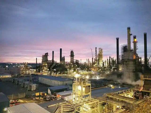 鋼鐵行業是全球工業體系中的重要支柱之一,其產品廣泛應用于基礎設施建設、機械制造、汽車工業等領域。隨著全球工業化進程的不斷深入,鋼鐵行業呈現出國際化競爭格局。在眾多鋼鐵制造企業中,有6家公司以其出色的經營業績和強大的市場地位脫穎而出,成為了世界鋼鐵制造業的領軍企業。  第一，是總部位于中國的寶鋼集團。寶鋼集團創立于1992年,作為中國最大的鋼鐵生產企業,其年產鋼鐵超過1億噸,在全球鋼鐵企業中居首位。寶鋼集團擁有先進的煉鋼技術和完善的產業鏈,產品涵蓋了碳鋼、合金鋼、不銹鋼等多個品類,廣泛應用于汽車、家電、建筑等領域。在國內市場上,寶鋼集團占據主導地位,同時也積極拓展海外市場,在全球范圍內享有較高的品牌知名度。   第二，是同樣總部設在中國的武鋼集團。武鋼集團成立于1958年,是中國最早的鋼鐵生產企業之一,擁有悠久的歷史和豐富的生產經驗。該集團主營碳鋼和合金鋼的生產,年產量超過5000萬噸,位居全球第二。武鋼集團不僅在國內市場占有重要地位,同時也積極開拓海外市場,產品遠銷歐洲、東南亞等地區。近年來,武鋼集團通過并購重組等方式不斷擴大產能,提升了其在全球鋼鐵行業的影響力。   第三，是總部位于印度的塔塔鋼鐵公司。塔塔鋼鐵公司成立于1907年,是全球歷史最悠久的鋼鐵制造企業之一。該公司年產鋼鐵超過1800萬噸,產品涵蓋了碳鋼、合金鋼、不銹鋼等種類,廣泛應用于汽車、基礎設施、機械制造等領域。憑借雄厚的技術實力和優秀的管理團隊,塔塔鋼鐵公司在全球鋼鐵市場上占據了重要地位,在發展中國家市場尤其具有優勢。   第四，是總部位于日本的新日鐵住金株式會社。新日鐵住金株式會社是日本最大的鋼鐵制造企業,年產鋼鐵約4500萬噸,位居全球第四。該公司擁有業內領先的技術水平,在煉鋼、軋鋼等工藝上均有很強的競爭力。同時,新日鐵住金還積極推動產品創新,開發出多種高性能鋼材,廣泛應用于汽車制造、電子電器等行業。憑借雄厚的技術實力和優質的產品,新日鐵住金在日本國內以及東亞地區市場占據主導地位。   第五,是總部位于韓國的POSCO。POSCO創立于1968年,是韓國最大的鋼鐵制造企業,年產鋼鐵約4000萬噸。POSCO在煉鋼技術、產品研發等方面均處于業內領先水平,旗下擁有多家海外子公司,業務覆蓋全球主要市場。近年來,POSCO不斷優化產品結構,提升高附加值鋼材的占比,在汽車制造、電子等領域具有較強的市場競爭力。憑借優秀的經營業績和穩健的財務狀況,POSCO在全球鋼鐵行業中占據重要地位。   第六,是總部位于美國的美國鋼鐵公司。美國鋼鐵公司創立于1901年,是美國最大的鋼鐵制造企業,年產鋼鐵約1600萬噸。該公司在碳鋼、不銹鋼等品類的生產上均具有較強的技術實力,產品廣泛應用于汽車制造、基礎設施建設等領域。近年來,美國鋼鐵公司通過資產重組和技術創新等措施,不斷提升自身競爭力,在北美市場保持領先地位。   舉報/反饋
