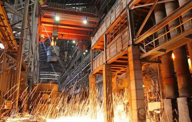 鋼鐵行業是全球工業體系中的重要支柱之一,其產品廣泛應用于基礎設施建設、機械制造、汽車工業等領域。隨著全球工業化進程的不斷深入,鋼鐵行業呈現出國際化競爭格局。在眾多鋼鐵制造企業中,有6家公司以其出色的經營業績和強大的市場地位脫穎而出,成為了世界鋼鐵制造業的領軍企業。  第一，是總部位于中國的寶鋼集團。寶鋼集團創立于1992年,作為中國最大的鋼鐵生產企業,其年產鋼鐵超過1億噸,在全球鋼鐵企業中居首位。寶鋼集團擁有先進的煉鋼技術和完善的產業鏈,產品涵蓋了碳鋼、合金鋼、不銹鋼等多個品類,廣泛應用于汽車、家電、建筑等領域。在國內市場上,寶鋼集團占據主導地位,同時也積極拓展海外市場,在全球范圍內享有較高的品牌知名度。   第二，是同樣總部設在中國的武鋼集團。武鋼集團成立于1958年,是中國最早的鋼鐵生產企業之一,擁有悠久的歷史和豐富的生產經驗。該集團主營碳鋼和合金鋼的生產,年產量超過5000萬噸,位居全球第二。武鋼集團不僅在國內市場占有重要地位,同時也積極開拓海外市場,產品遠銷歐洲、東南亞等地區。近年來,武鋼集團通過并購重組等方式不斷擴大產能,提升了其在全球鋼鐵行業的影響力。   第三，是總部位于印度的塔塔鋼鐵公司。塔塔鋼鐵公司成立于1907年,是全球歷史最悠久的鋼鐵制造企業之一。該公司年產鋼鐵超過1800萬噸,產品涵蓋了碳鋼、合金鋼、不銹鋼等種類,廣泛應用于汽車、基礎設施、機械制造等領域。憑借雄厚的技術實力和優秀的管理團隊,塔塔鋼鐵公司在全球鋼鐵市場上占據了重要地位,在發展中國家市場尤其具有優勢。   第四，是總部位于日本的新日鐵住金株式會社。新日鐵住金株式會社是日本最大的鋼鐵制造企業,年產鋼鐵約4500萬噸,位居全球第四。該公司擁有業內領先的技術水平,在煉鋼、軋鋼等工藝上均有很強的競爭力。同時,新日鐵住金還積極推動產品創新,開發出多種高性能鋼材,廣泛應用于汽車制造、電子電器等行業。憑借雄厚的技術實力和優質的產品,新日鐵住金在日本國內以及東亞地區市場占據主導地位。   第五,是總部位于韓國的POSCO。POSCO創立于1968年,是韓國最大的鋼鐵制造企業,年產鋼鐵約4000萬噸。POSCO在煉鋼技術、產品研發等方面均處于業內領先水平,旗下擁有多家海外子公司,業務覆蓋全球主要市場。近年來,POSCO不斷優化產品結構,提升高附加值鋼材的占比,在汽車制造、電子等領域具有較強的市場競爭力。憑借優秀的經營業績和穩健的財務狀況,POSCO在全球鋼鐵行業中占據重要地位。   第六,是總部位于美國的美國鋼鐵公司。美國鋼鐵公司創立于1901年,是美國最大的鋼鐵制造企業,年產鋼鐵約1600萬噸。該公司在碳鋼、不銹鋼等品類的生產上均具有較強的技術實力,產品廣泛應用于汽車制造、基礎設施建設等領域。近年來,美國鋼鐵公司通過資產重組和技術創新等措施,不斷提升自身競爭力,在北美市場保持領先地位。   舉報/反饋