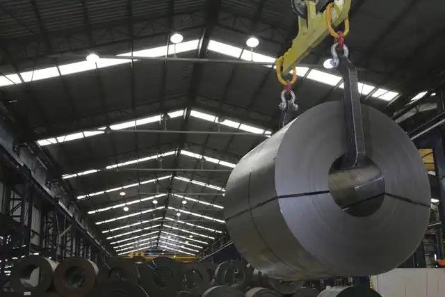 鋼鐵行業是全球工業體系中的重要支柱之一,其產品廣泛應用于基礎設施建設、機械制造、汽車工業等領域。隨著全球工業化進程的不斷深入,鋼鐵行業呈現出國際化競爭格局。在眾多鋼鐵制造企業中,有6家公司以其出色的經營業績和強大的市場地位脫穎而出,成為了世界鋼鐵制造業的領軍企業。  第一，是總部位于中國的寶鋼集團。寶鋼集團創立于1992年,作為中國最大的鋼鐵生產企業,其年產鋼鐵超過1億噸,在全球鋼鐵企業中居首位。寶鋼集團擁有先進的煉鋼技術和完善的產業鏈,產品涵蓋了碳鋼、合金鋼、不銹鋼等多個品類,廣泛應用于汽車、家電、建筑等領域。在國內市場上,寶鋼集團占據主導地位,同時也積極拓展海外市場,在全球范圍內享有較高的品牌知名度。   第二，是同樣總部設在中國的武鋼集團。武鋼集團成立于1958年,是中國最早的鋼鐵生產企業之一,擁有悠久的歷史和豐富的生產經驗。該集團主營碳鋼和合金鋼的生產,年產量超過5000萬噸,位居全球第二。武鋼集團不僅在國內市場占有重要地位,同時也積極開拓海外市場,產品遠銷歐洲、東南亞等地區。近年來,武鋼集團通過并購重組等方式不斷擴大產能,提升了其在全球鋼鐵行業的影響力。   第三，是總部位于印度的塔塔鋼鐵公司。塔塔鋼鐵公司成立于1907年,是全球歷史最悠久的鋼鐵制造企業之一。該公司年產鋼鐵超過1800萬噸,產品涵蓋了碳鋼、合金鋼、不銹鋼等種類,廣泛應用于汽車、基礎設施、機械制造等領域。憑借雄厚的技術實力和優秀的管理團隊,塔塔鋼鐵公司在全球鋼鐵市場上占據了重要地位,在發展中國家市場尤其具有優勢。   第四，是總部位于日本的新日鐵住金株式會社。新日鐵住金株式會社是日本最大的鋼鐵制造企業,年產鋼鐵約4500萬噸,位居全球第四。該公司擁有業內領先的技術水平,在煉鋼、軋鋼等工藝上均有很強的競爭力。同時,新日鐵住金還積極推動產品創新,開發出多種高性能鋼材,廣泛應用于汽車制造、電子電器等行業。憑借雄厚的技術實力和優質的產品,新日鐵住金在日本國內以及東亞地區市場占據主導地位。   第五,是總部位于韓國的POSCO。POSCO創立于1968年,是韓國最大的鋼鐵制造企業,年產鋼鐵約4000萬噸。POSCO在煉鋼技術、產品研發等方面均處于業內領先水平,旗下擁有多家海外子公司,業務覆蓋全球主要市場。近年來,POSCO不斷優化產品結構,提升高附加值鋼材的占比,在汽車制造、電子等領域具有較強的市場競爭力。憑借優秀的經營業績和穩健的財務狀況,POSCO在全球鋼鐵行業中占據重要地位。   第六,是總部位于美國的美國鋼鐵公司。美國鋼鐵公司創立于1901年,是美國最大的鋼鐵制造企業,年產鋼鐵約1600萬噸。該公司在碳鋼、不銹鋼等品類的生產上均具有較強的技術實力,產品廣泛應用于汽車制造、基礎設施建設等領域。近年來,美國鋼鐵公司通過資產重組和技術創新等措施,不斷提升自身競爭力,在北美市場保持領先地位。   舉報/反饋
