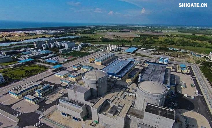 近日，新華社受權發布的《關于2024年國民經濟和社會發展計劃執行情況與2025年國民經濟和社會發展計劃草案的報告》顯示，我國第三代自主產權核電“國和一號”示范工程1號首堆建成投運。“國和一號”是我國自主設計的全球最大功率非能動核電機組。河鋼集團舞鋼公司生產的高端核電用鋼用于該項目核電機組安全殼、補水相關設備支撐、高溫高壓管件等的制造。          舞鋼公司堅持特鋼思路不動搖，以技術營銷和科技創新為兩大引擎，瞄準國家重大項目和重點工程建設所需，圍繞高端鋼板研發做足文章，不斷引領市場發展潮流，彰顯舞鋼品牌價值。針對該項目對核電機組安全性等特殊設計要求，舞鋼公司核電鋼攻關團隊在與項目方、設計方深度進行技術交流的基礎上，通過創新冶煉工藝，精準設計鋼板成分，優化軋制工藝，全方位確保鋼板質量優良，得到了客戶的高度認可，順利通過用戶見證，確保了鋼板的按期交付。  舞鋼公司是中國首個研發生產核電鋼板的寬厚板企業，建立有完善的核電質保體系，并主持制定了核電站用碳素鋼和低合金鋼板國家標準，開發生產的核電站多種用途設備制造用系列鋼板大量用于核電站關鍵設備制造。  “國和一號”代表著當今世界三代核電技術的先進水平，是中國核電技術研發和產業創新的重要成果。